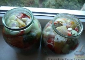 Фото приготовления рецепта: Маринованные огурцы и помидоры (очень простой и вкусный рецепт) - шаг №6