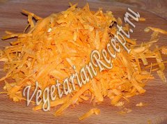 Натертая морковь для приготовления квашеной капусты