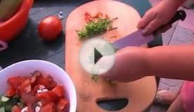 Как приготовить салат из свежих помидоров и огурцов.